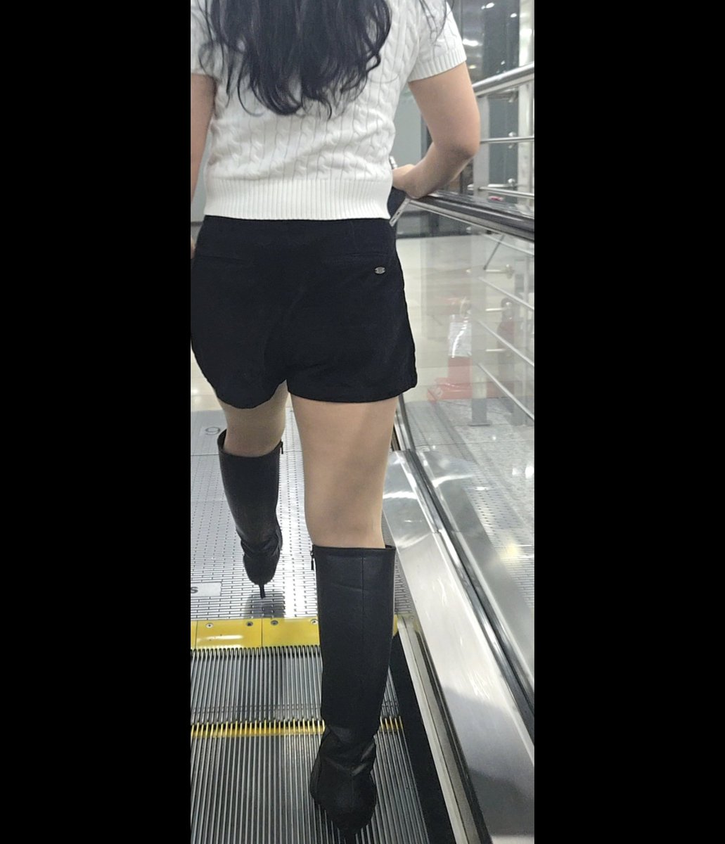 스타킹 신은 와이프의 일상 tweet media