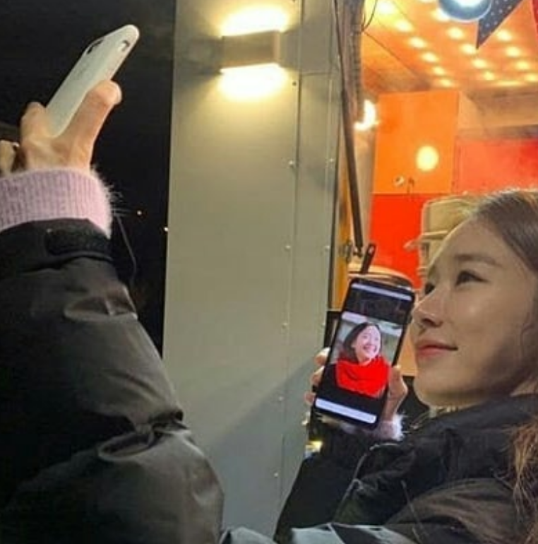 OlenaSecret's tweet photo. 👑🌺💖🤍🌟💫✨Such a beautiful friendship ❤️Kim Go Eun supports Yoo Inna.#KimGoEun  #yoinna      #goblin https://t.co/33QrQswAHy