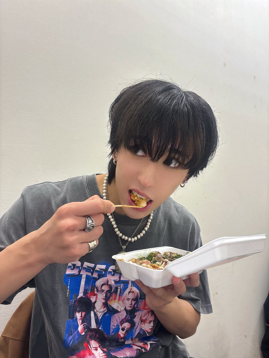 dc_akey's tweet image. 神戸大阪2 daysありがとうございました!
遠くまでみんなの時間とお金使って来てくれて本当に嬉しいよ!
雨降ってたから皆あったかくしてね
次は池袋で!みんな今日もありがとー!
写真はfalが撮ったタコakeyっ
#defclass #akey