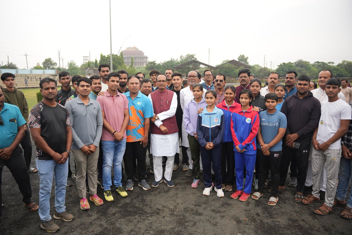 विदिशा है तैयार
आ गया खेलों का त्यौहार

माननीय केंद्रीय मंत्री श्री <a href="/ChouhanShivraj/">Shivraj Singh Chouhan</a> जी ने आज विदिशा खेल परिसर में गणमान्य जनप्रतिनिधियों एवं वरिष्ठ अधिकारियों के साथ आगामी 30 अक्टूबर से शुरू होने वाले 'सांसद खेल महोत्सव' की तैयारियों का अवलोकन किया और आवश्यक दिशा-निर्देश दिए।
