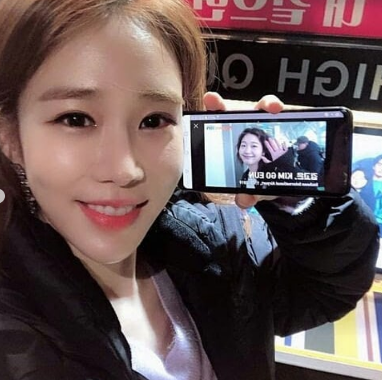 OlenaSecret's tweet photo. 👑🌺💖🤍🌟💫✨Such a beautiful friendship ❤️Kim Go Eun supports Yoo Inna.#KimGoEun  #yoinna      #goblin https://t.co/33QrQswAHy