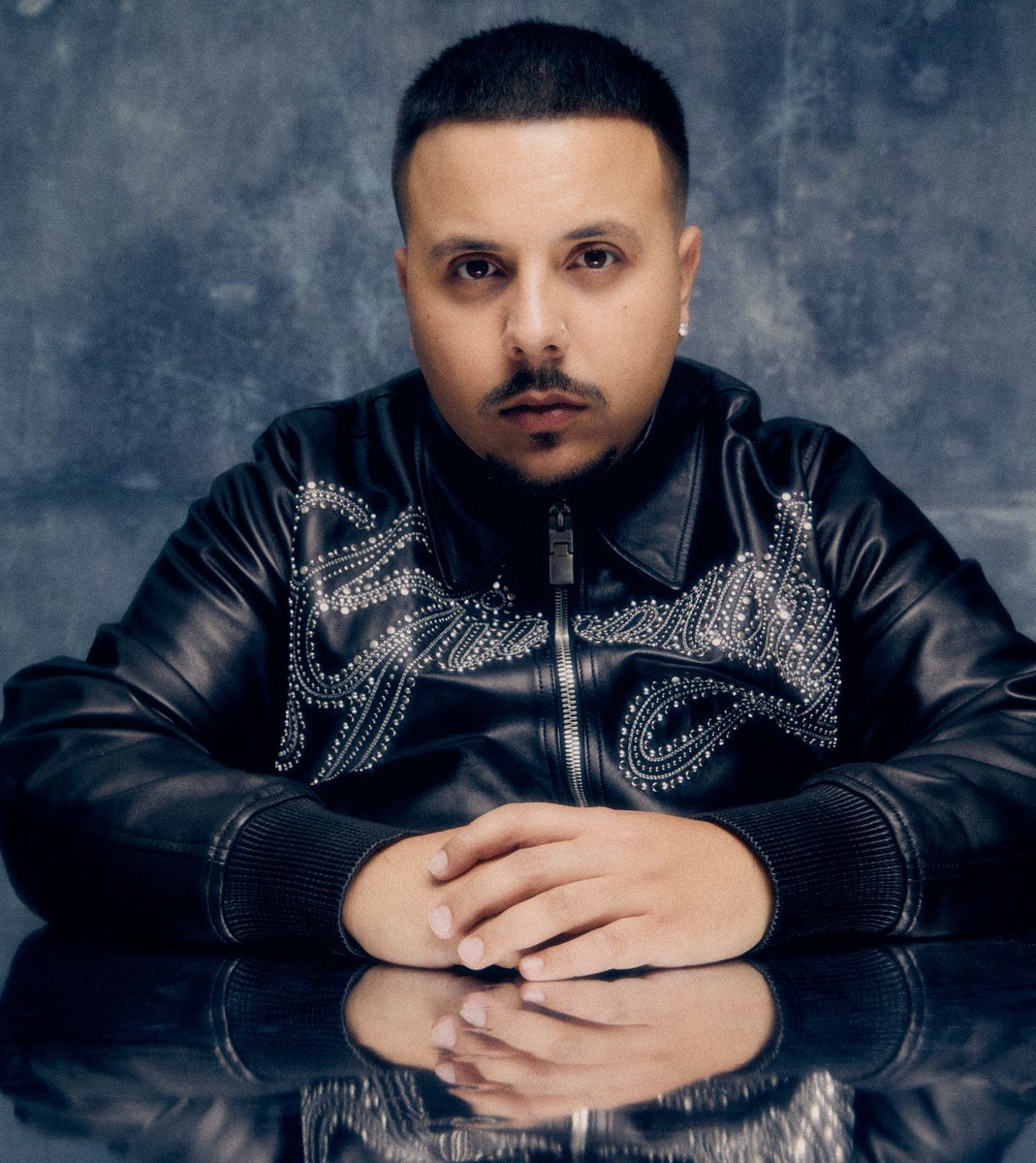 👩: papá, como conociste a mamá?

🧔‍♂️: subió una historia del wrapped y le salió cruz cafuné

👩: y por eso los dos os habéis tatuado "los titanes aman fleje"?

🧔‍♂️: si, es lo que mas nos une... vete a dormir que es tarde

👩: si papá, buenas noches

🧔‍♂️: buenas noches fabiola