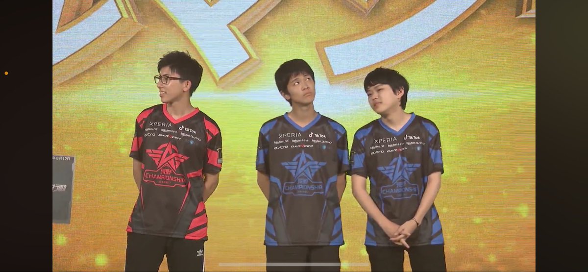 あきと tweet media