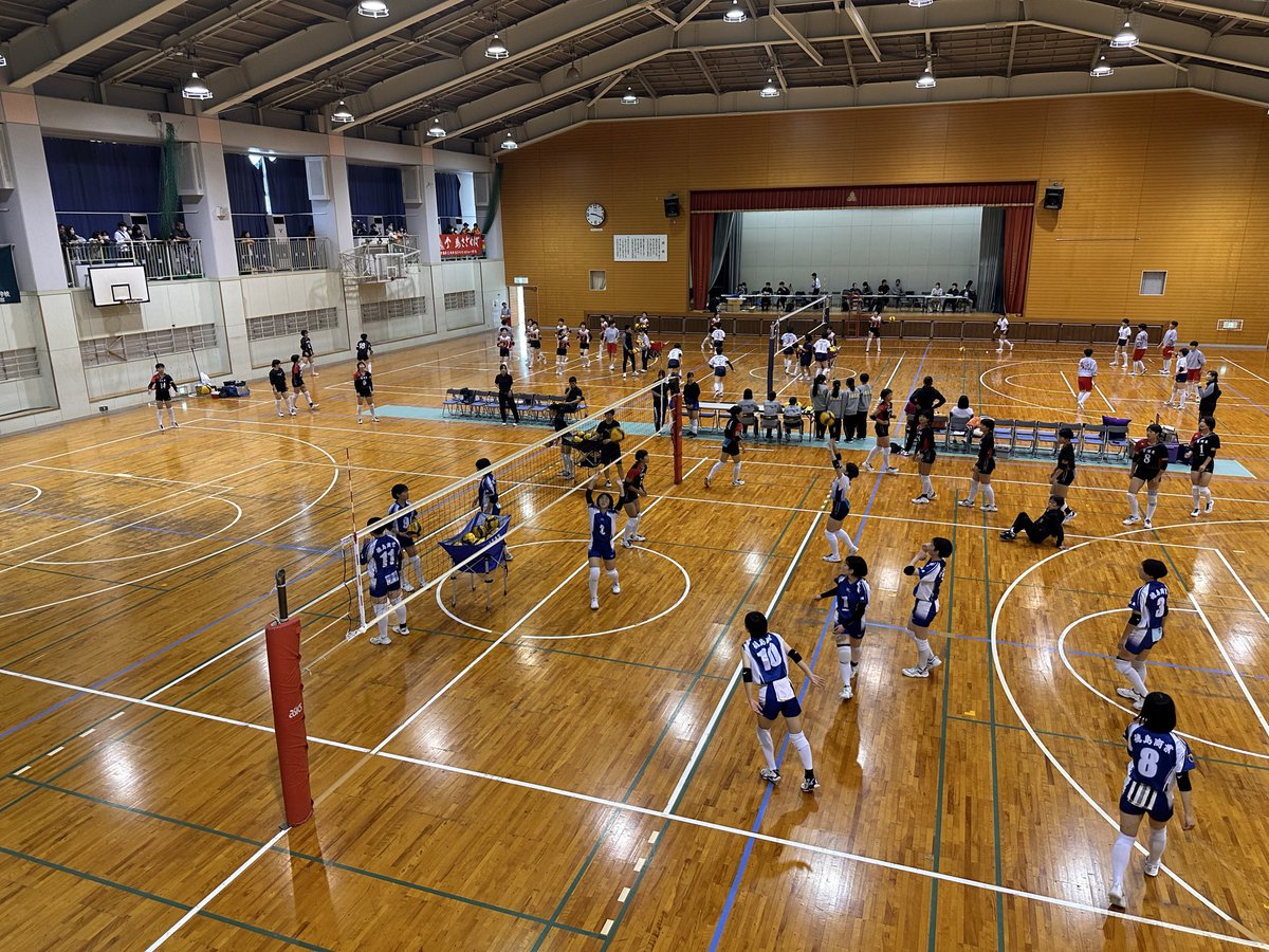 JHS8_U14's tweet photo. 2025春高県予選🏐
2日目‼️

朝早くから会場目指して、クラブOGの元気な姿を見に行ってきました😊
（個人的な特命も有り）

県内ベスト8の内、4チームに選手たちが頑張っています👍

来週の決勝戦も、OG同士の戦いとなりますが全国的に行くのは1チームだけ😱
どっちも頑張れー🏆 https://t.co/vsegnWRbXC