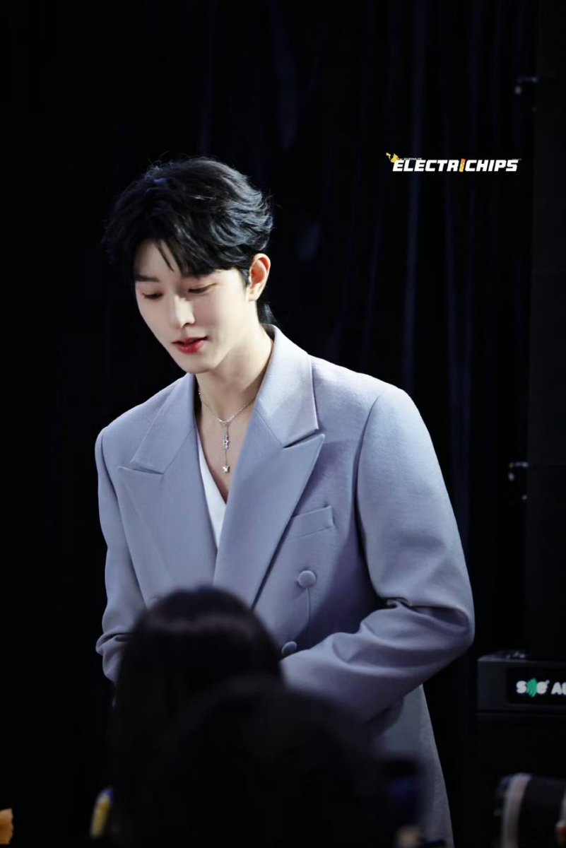 He looks so femininely elegant, Hua Yong will die seeing him in this outfit 🥺