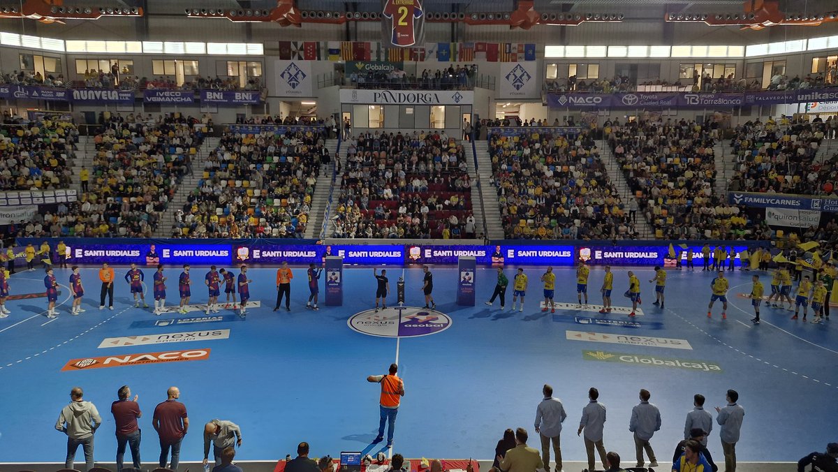 Manuespadas71's tweet photo. Qué gustazo ver una vez más el Quijote Arena de #CiudadReal lleno!!! Más de 5.500 personas. Record de asistencia a un partido @ASOBAL 
@BM_Caserio https://t.co/8crJdBqWX0