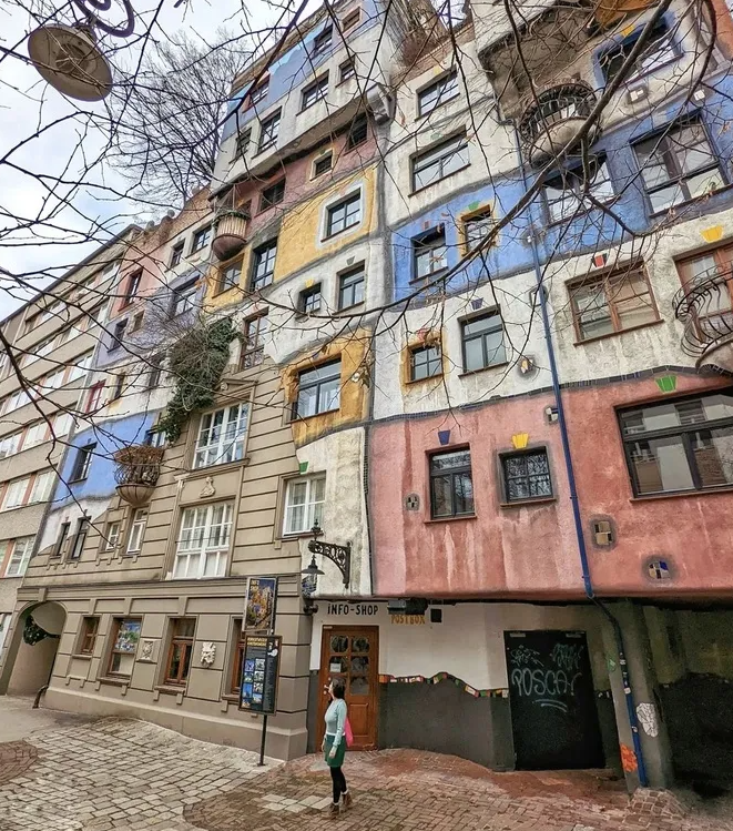lacosmopolilla's tweet image. ¿Viena en 3 días? ✨ ¡Te he preparado el itinerario PERFECTO! Qué ver cada día (Sissi, Klimt!), dónde comer y mapa 🗺️ ¡Incluye tips 2026 (Año Mozart)! No te agobies, ¡disfruta de la capital de Austria! 👇 
lacosmopolilla.com/que-ver-en-vie… 
 #Viena #Austria #Viajar