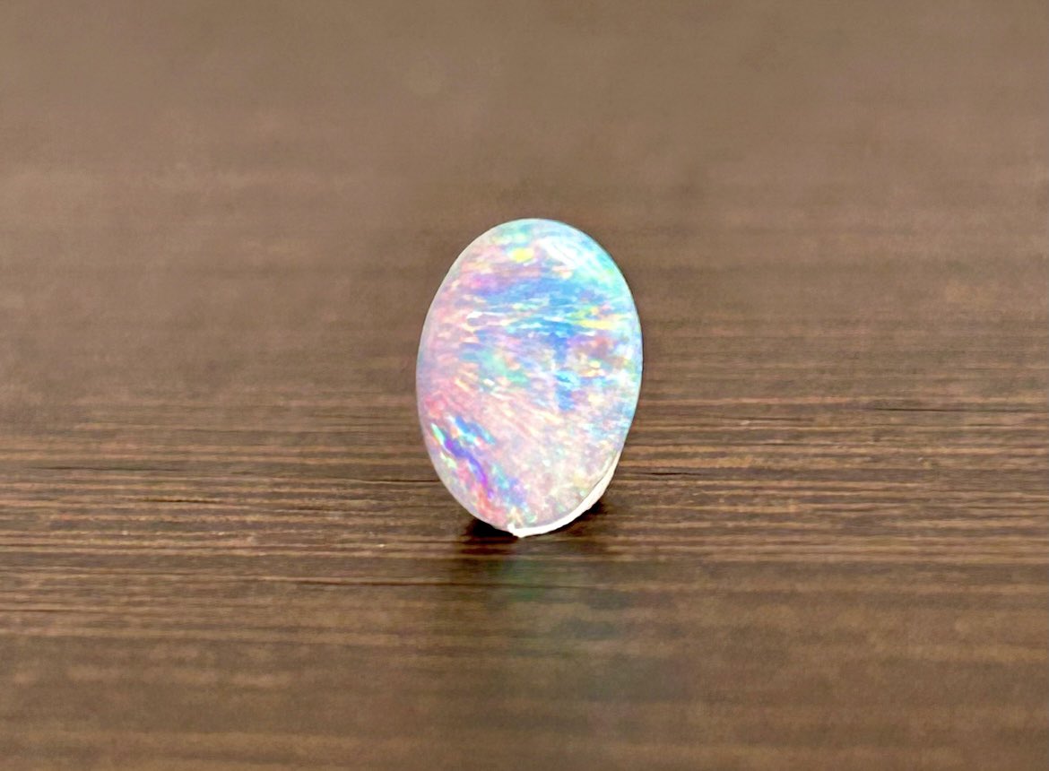 これは見た瞬間に「もし、モネがオパールを描いていたらこんなふうになったんじゃない？」と思ったボルダーオパール。夢みたいに綺麗な色彩だと思いました。