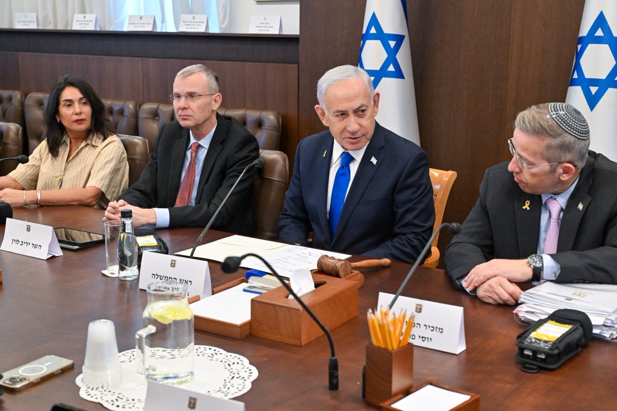 IsraeliPM's tweet image. PM Netanyahu at the Start of the Government Meeting:
"Israel is an independent country. Our security policy is in our own hands. We have made it clear regarding international forces that Israel will determine which forces are unacceptable to us."

gov.il/en/pages/spoke…