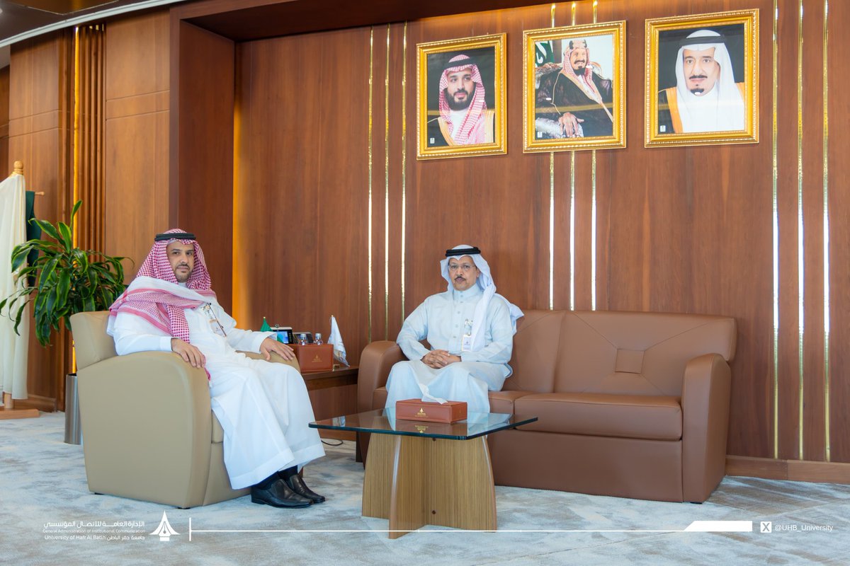 استقبل سعادة رئيس #جامعة_حفر_الباطن أ.د. خالد بن باني الحربي، في مكتبه اليوم، د. عبدالله بن محمد العامري بمناسبة صدور قرار تعيينه عميدًا لكلية التربية، وهنّأه سعادته متمنيًا له التوفيق والسداد في مهامه.