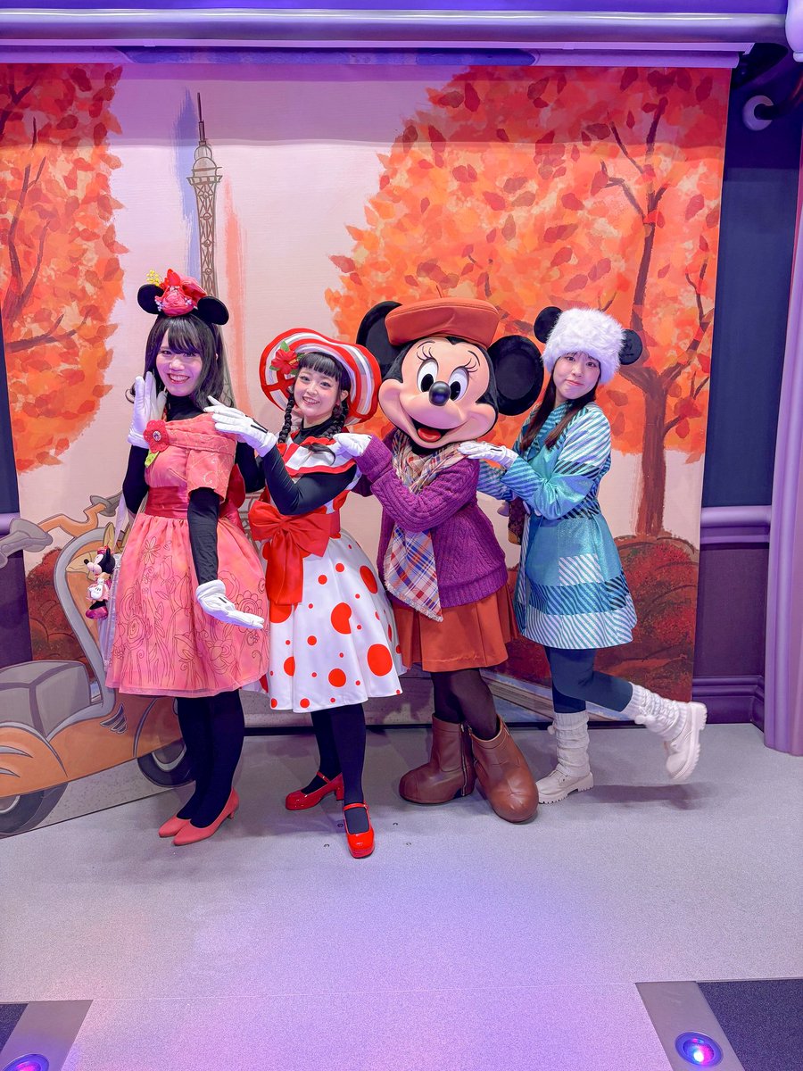 miu_miu_mouse's tweet photo. Minnie’s STYLE STUDIO 
four seasons🌷🌻🍂❄️
ミニーが入って完成するこの併せ🫶🏻
今年も4人でミニスタ四季併せ出来たよ🥹💕

#Dハロ仮装 
#Dハロ仮装2025 https://t.co/90qEtE7kb8
