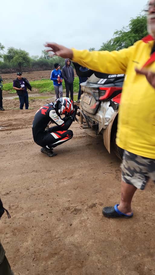 Una imagen vale más que mil palabras. El pesar del joven piloto Fabrizio Galanti, obligado a retirarse del #TCR50 al inicio de la Etapa 3 por problemas de arranque en su Toyota GR Yaris Rally2.

#LaDeportiva #SomosRally