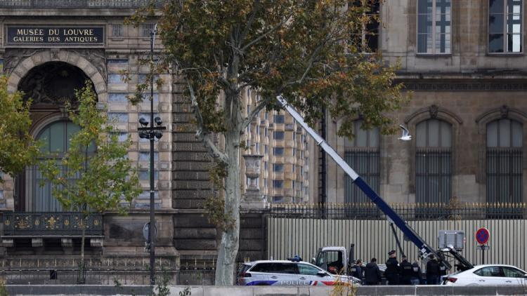 F_Desouche's tweet photo. Louvre : ce que l'on sait sur les deux suspects

- Originaires de la Seine-Saint-Denis
- Déjà connus des services, notamment pour braquages de bijouteries
- L'un s'apprêtait à fuir pour l'Algérie, l'autre le Mali
- Identifiés via leur ADN laissé au musée
https://t.co/OrIzJgDWkc https://t.co/azZKiYQ4VV