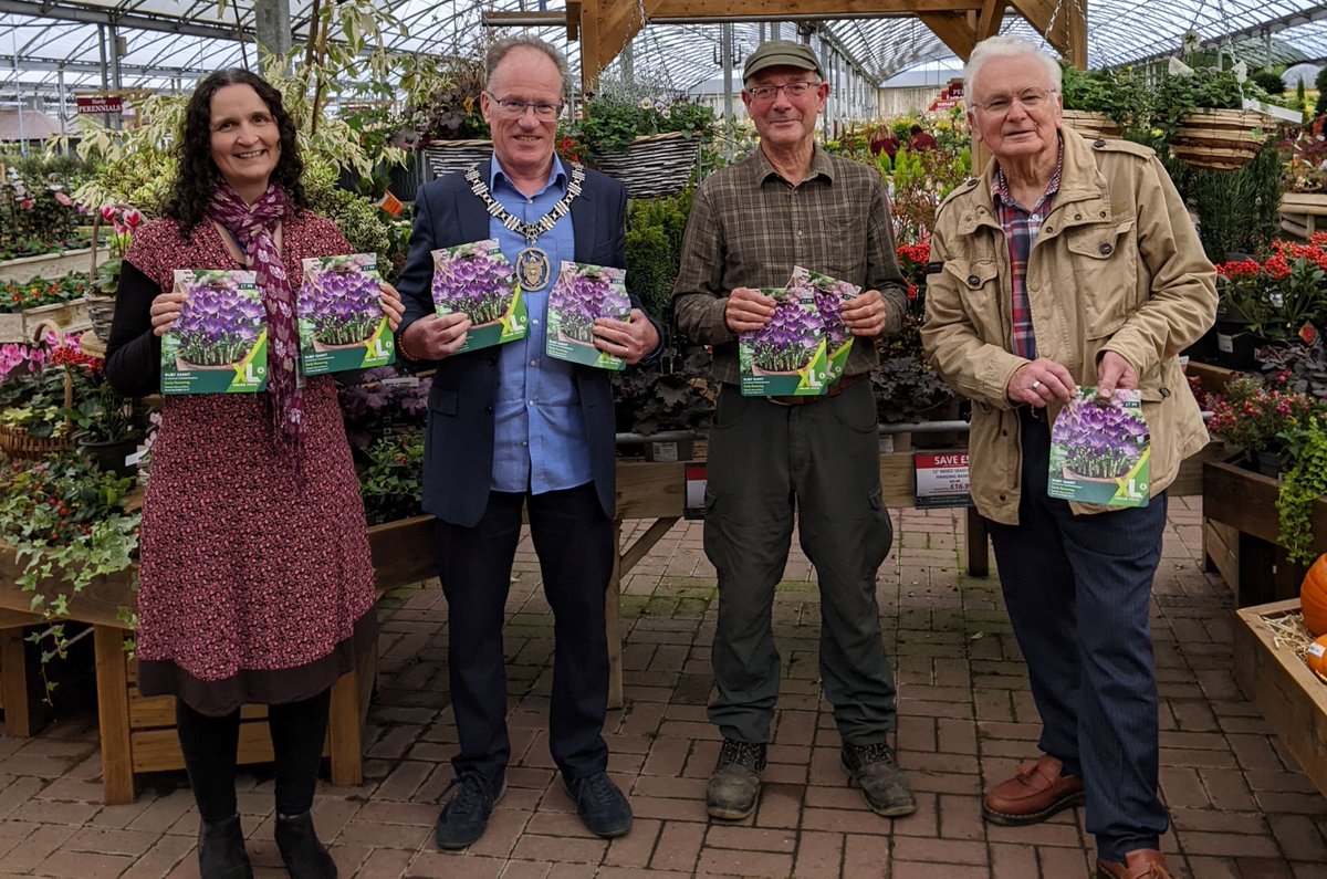 TheBuddingFD's tweet image. Supported #BurgessHill free SEND Family Fun Sessions @ King's Church with funding &amp;amp; 300+ @TatesGCs Crocus bulbs for children to plant! Few tickets left for TOMO: buff.ly/5V8ntng Pict: Founder Clive Gravett, Angie Bee &amp;amp; Brian Reynolds (KC) &amp;amp; BH Town #Mayor Stuart Condie