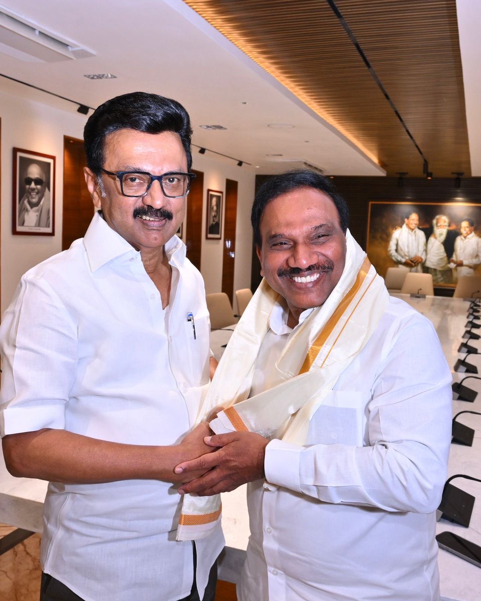 iamchsekar's tweet photo. சனாதனிகள்  
எப்பேற்பட்ட சூழ்ச்சிகள் செய்தாலும், 
அத்தனையையும் தகர்த்தெறிந்து 
தி.மு.கழகத்தின் 
கொள்கை முழக்கமாய் 
சமரசமின்றி ஓங்கி ஒலித்திடும் 
கழக துணைப் பொதுச் செயலாளர்; 
சென்னை மண்டல பொறுப்பாளர் அண்ணன் @dmk_raja எம்.பி., அவர்களுக்கு இனிய பிறந்த நாள் வாழ்த்துகள்..

🙏🌅

#HappyBirthday #ARaja
