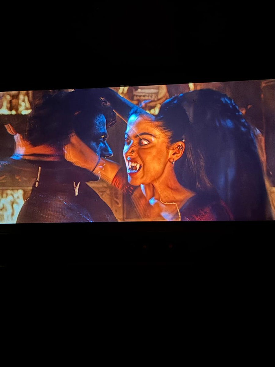 divyaisback2's tweet image. What I loved about #Thamma is how smartly it connects emotions with humor 💫
Even during the wildest moments, it never loses its heart.