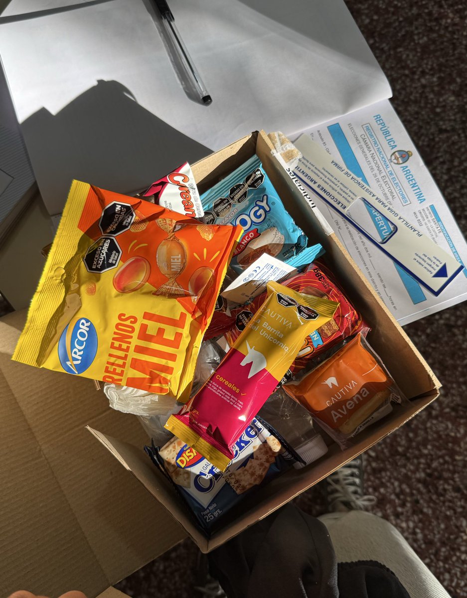 Con lo que se ahorraron de la reimpresión de boletas de Espert mandaron vianditas a las autoridades de mesa, unos amorosos #Elecciones2025