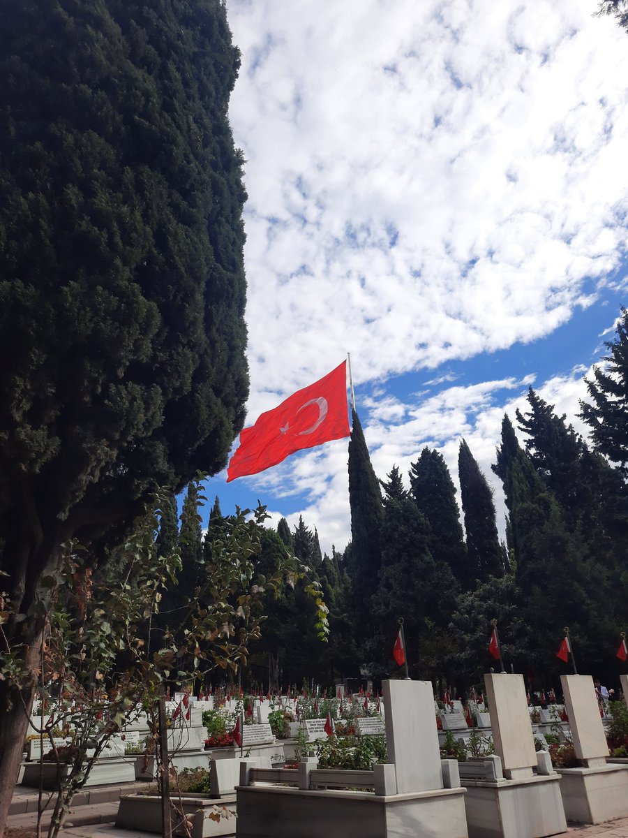"Ataşına yanan benim
 Közünü ele vermem..."