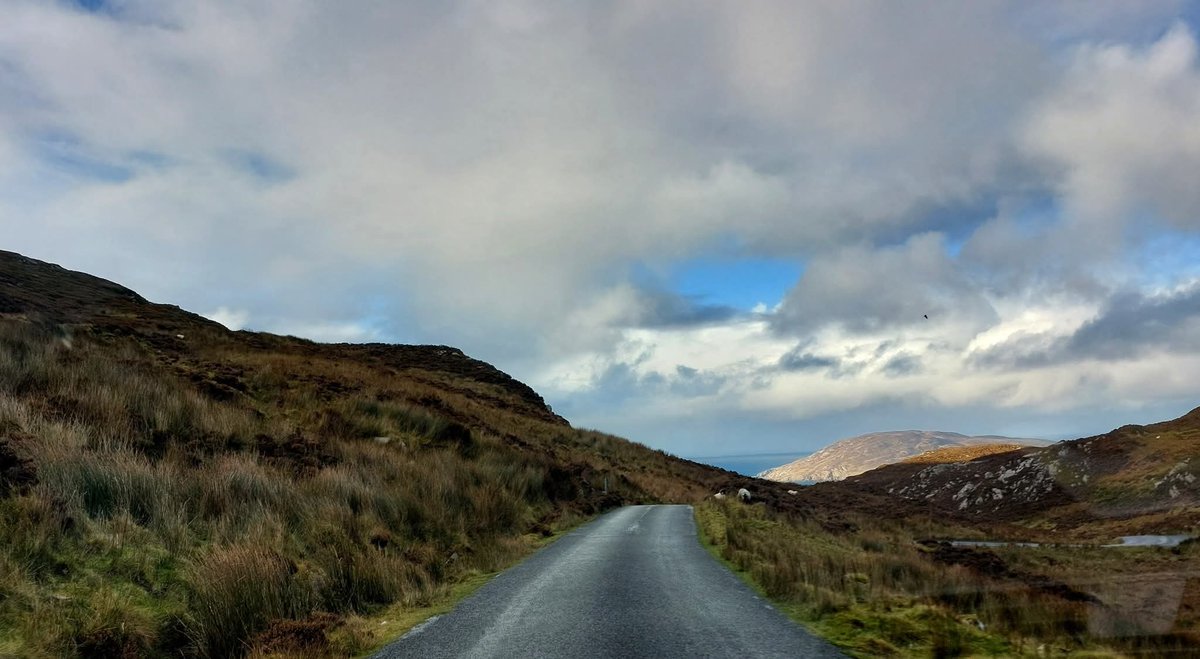 ThisIsIreland3's tweet photo. The long and winding road ๐๏ธ๐
๐Mamore Gap via Dunaff, Co. Donegal - รire ๐ฎ๐ช
๐ธ Rose Kelly
#MamoreGap #Dunaff #Ireland #Donegal https://t.co/4XUSc26yyp