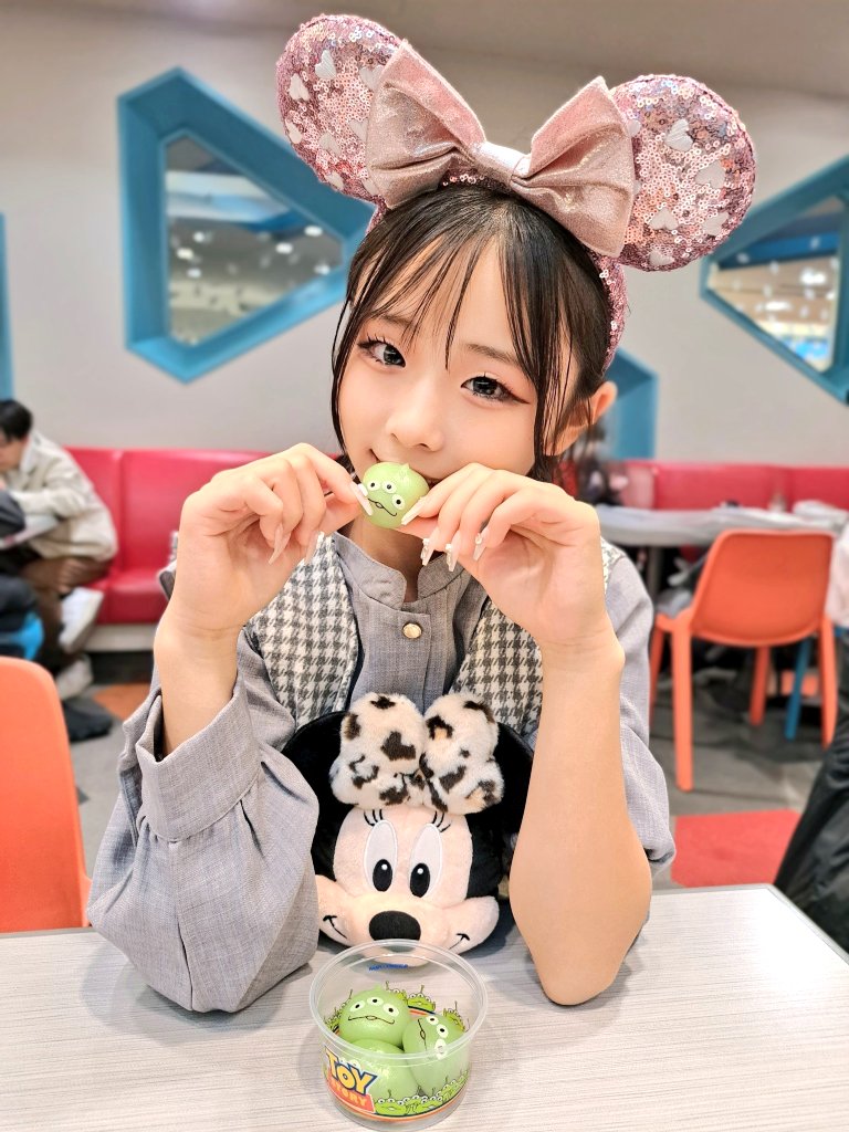 琴子です🐰
先日、人生初『 #東京ディズニーランド 』に行ってきました✨🏰✨
海外は行ってるのにDisneyに行ったことないの!?ってよく驚かれていたけど、ついに行ったぞー✌️
めちゃくちゃ楽しかった♥️
ミッキーにも会えたしチップとデールにも会えた🥰️チップから来てくれて写真撮れたんだよ🌈🐿
