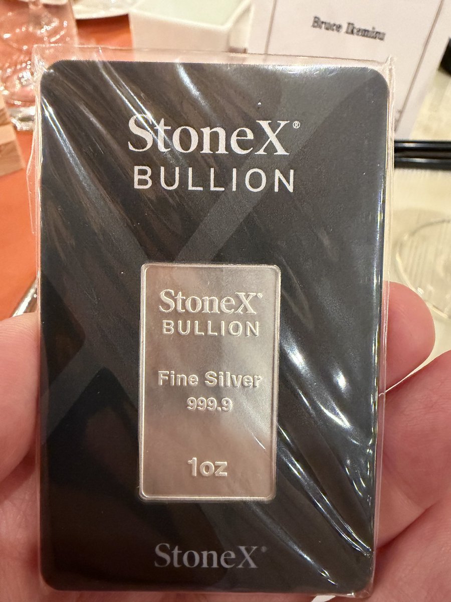BruceIkeGold's tweet photo. 昨日は物産のディナー、今日はStoneXのディナーに参加。1オンスのシルバーがプレゼント。ご指名により鏡開きをしました。各社がランチ、カクテル、ディナーを連日やります。#LBMA #PreciousMetalsConference https://t.co/meWkHbF3cS