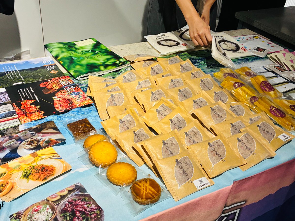 ＼つながる南砺市交流会　開催レポート📷／ 
10月24日につながる南砺市交流会開催！
地域を支える12社と学生たちとで交流実施📝
参加いただいたみなさんありがとうございました！
たくさんのお土産を企業さんよりいただきました！🙇