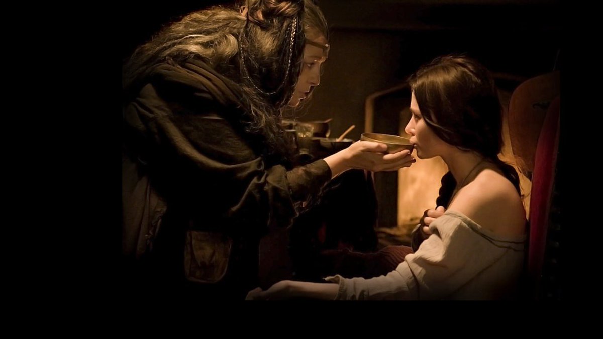 Preparamos la leña para encender la siguiente hoguera en honor a Bathory, una aristócrata que camina por la línea serpenteante de la realidad de su época y la leyenda negra.