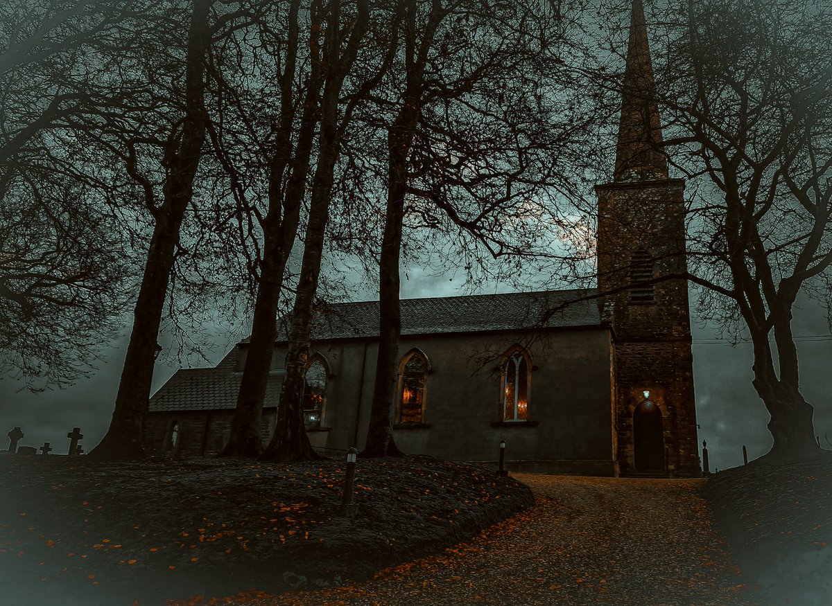 fobakesbadly's tweet photo. Autumn isn't just a season, it's a feeling #NearlyHalloween #SpookySeason #Autumn #Photography #FiFiG 🎃🍂❤️ https://t.co/i11Nirn3uy