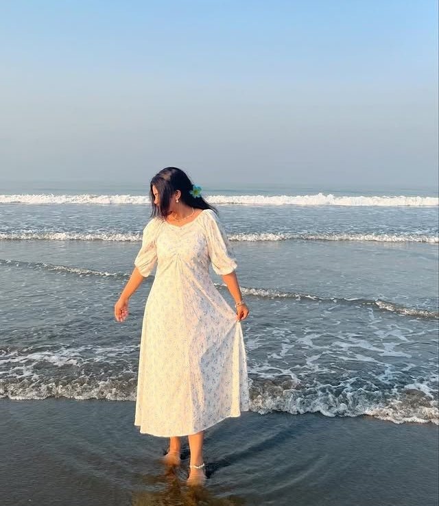 ItzIniya's tweet image. உப்புக் காற்றில் தவழ்கிறது என் மூச்சு,
ஆயிரம் இரகசியங்கள் உன்னில் இருந்தாலும்,
அனைத்தும் எனக்குத் தெரிந்த இரகசியமே!
​பொங்கி எழும் உன் சத்தம்,
என் செவிக்குக் கேட்கும் காதல் கீதம்.
அடங்காத பேரன்பு நீ,
உன்னில் கலந்துவிட்டேன் கடலே!
நான் கடலின் காதலி இனியா 

#TamilpoetryIniyaVibes