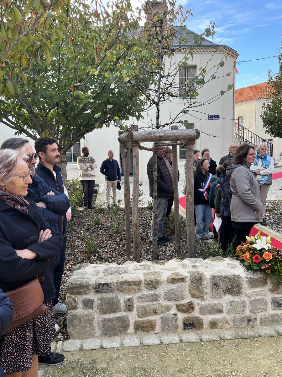 Inauguration du buste d’Emmanuel #Lansyer, peintre né à #Bouin en 1835.
En présence de Sébastien Langloÿs, sculpteur, Marc Angenaut, maire de #Loches, <a href="/AlexandreHuvet/">Alexandre Huvet</a> président de l’interco …
<a href="/Loches_tourisme/">Loches tourisme</a> <a href="/DepVendee/">Département Vendée</a> <a href="/PrefetVendee/">Préfet de la Vendée 🇫🇷</a>