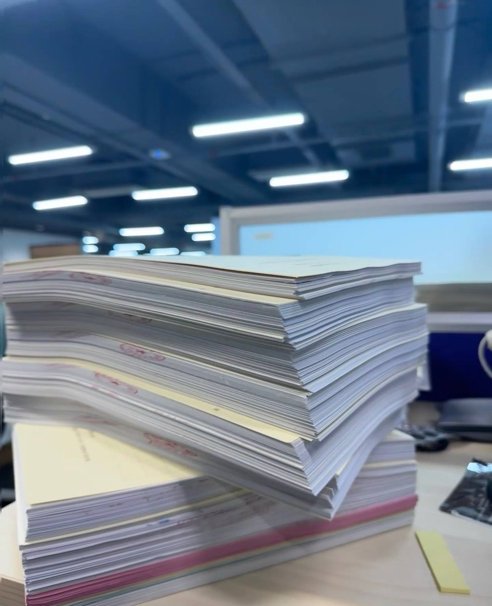ASHLEYstcan's tweet image. When your to-do list turns into a mountain of paperwork... 😅 #OfficeLife #EndlessPaperwork #WorkStruggles