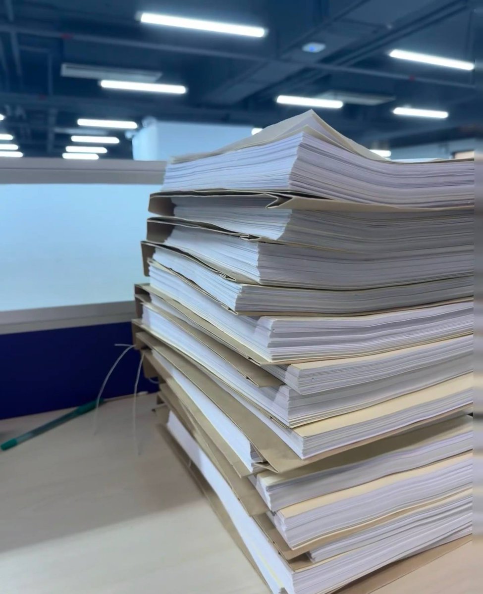 ASHLEYstcan's tweet image. When your to-do list turns into a mountain of paperwork... 😅 #OfficeLife #EndlessPaperwork #WorkStruggles