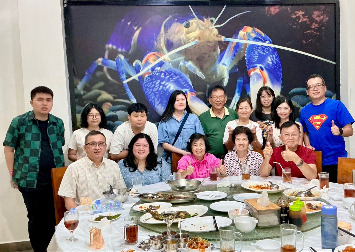 EffendyDW's tweet photo. Mom’s 83rd Birthday 🎂👵🏽 dinner 🦀🦞🦐🦑 #birthday #mother #dinner #seafood https://t.co/W7K9BxrkWW