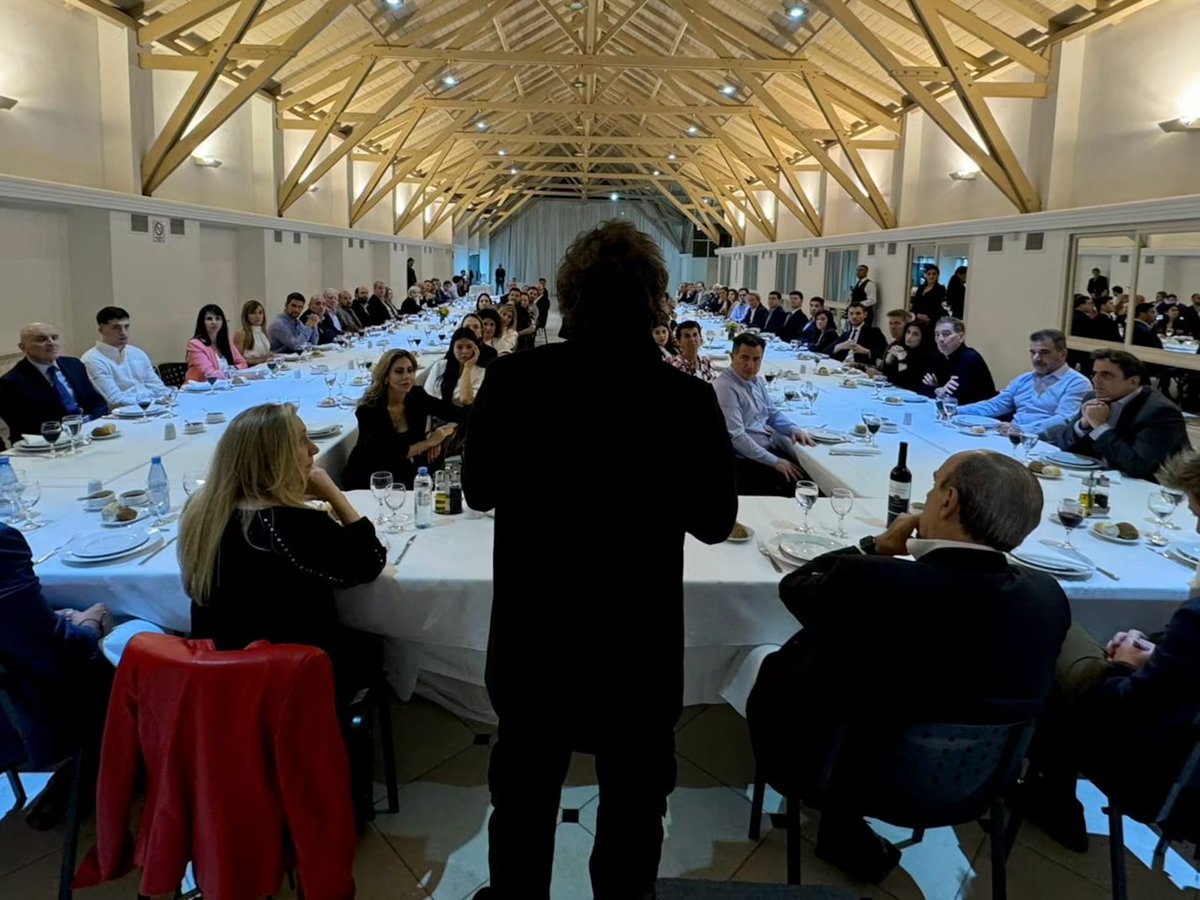 Buen día, TODOS A VOTAR para darle una patada en el orto a este hijo de puta que hizo un asado para festejar asesinar jubilados