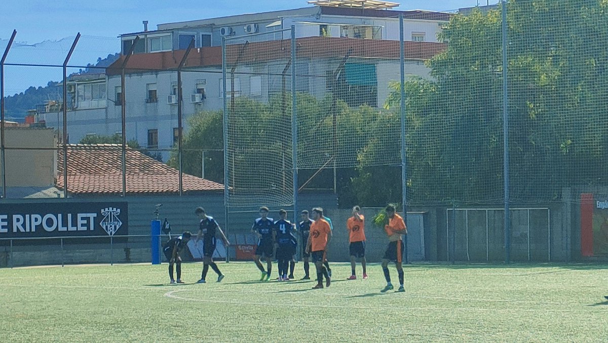 somdelhospi's tweet photo. 🕒 Descans a l'Industrial
➡️ @EscuelaRipollet 2-0 Escola Pia Terrassa
📝 El doblet de Covarsi permet els locals, més agressius i intensos, marxar al vestidor amb una renda molt favorable.
#TheCatalanGroundhopper #FutbolCat #groundhopping #3cat7 https://t.co/JZoRhvG5La