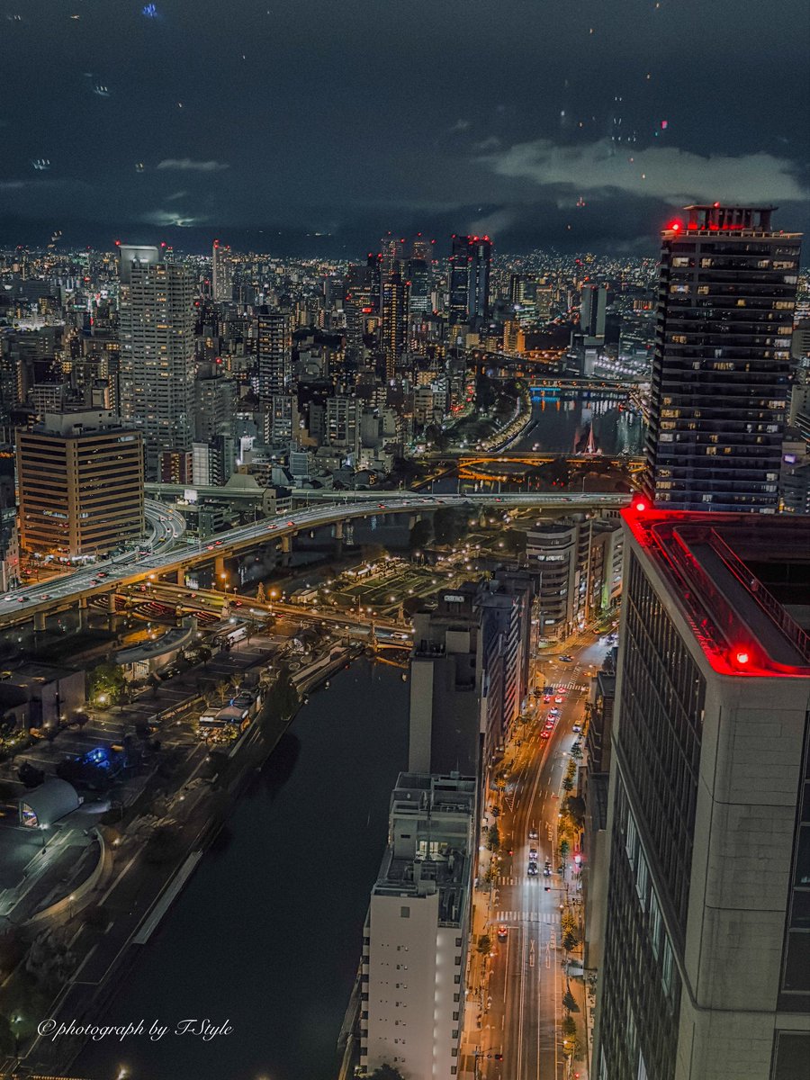 kotoba_diary_'s tweet photo. 30階の窓辺。
夜の川が、街の光を運んでいた。
#ことば日記 #大阪 #stationone #夜景 https://t.co/rpkfnVmqyv