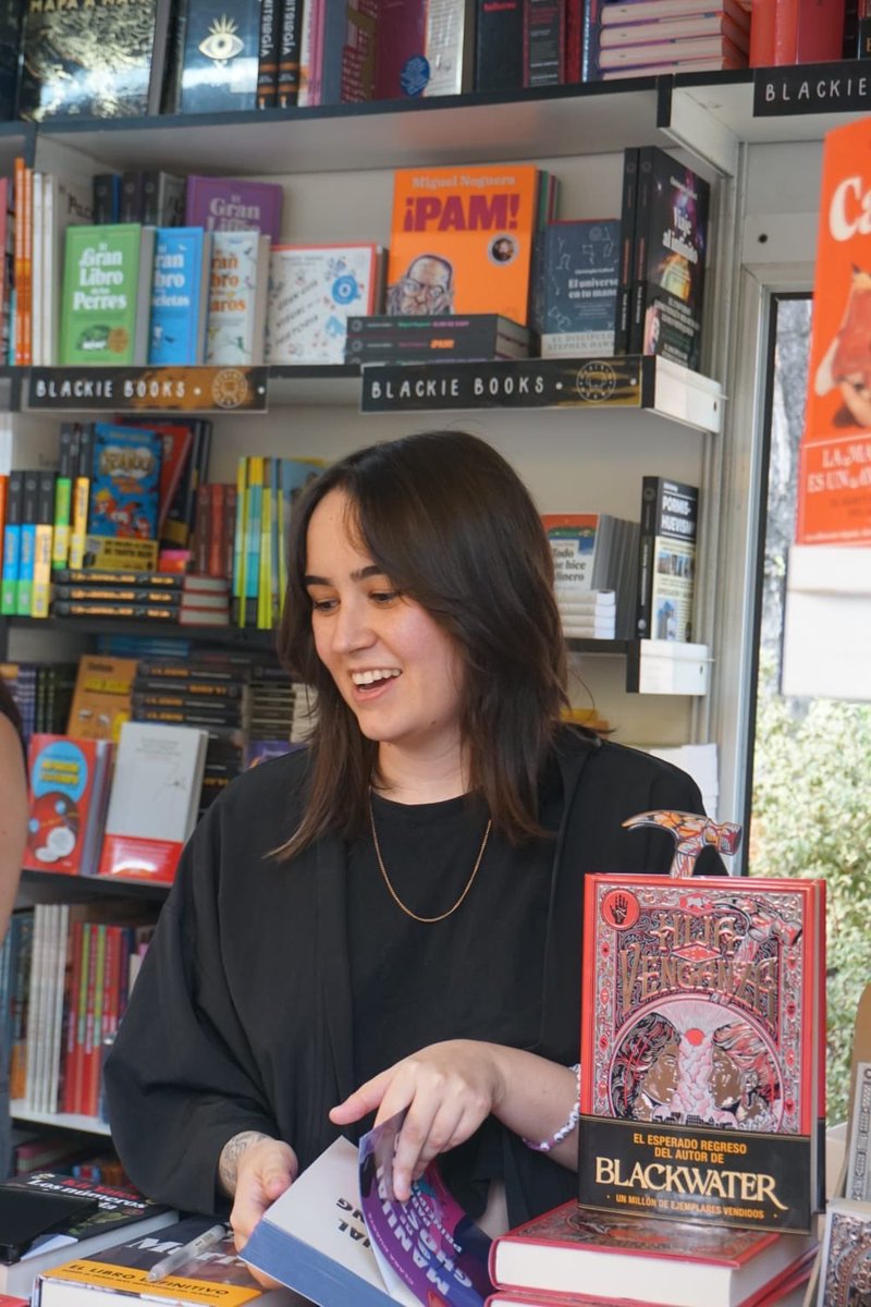 AReaderCon's tweet photo. La autora Clara Duarte está firmando en la caseta N20 #ReaderConSevilla 🩵💙 https://t.co/yD8xJ6XPsb