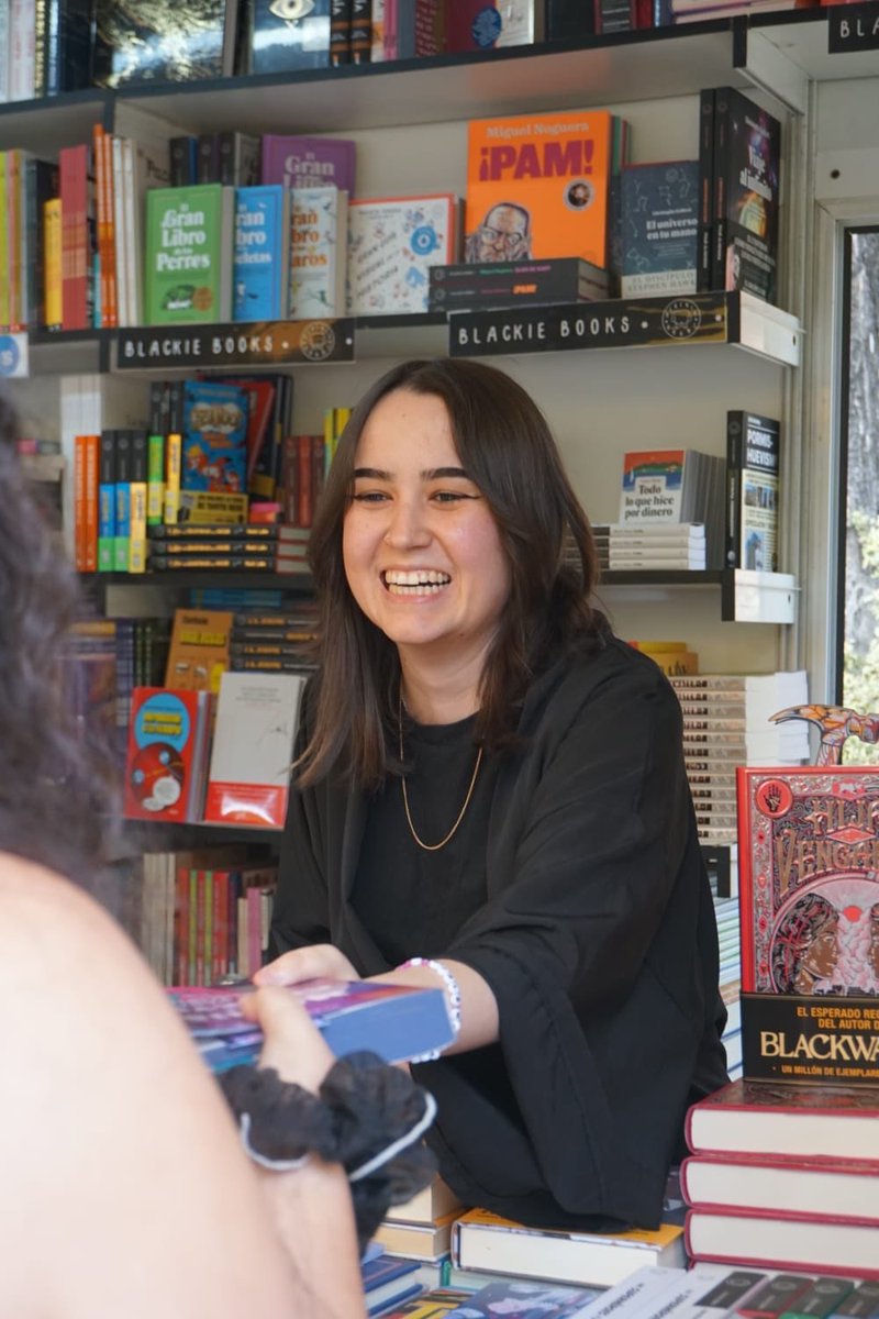 AReaderCon's tweet photo. La autora Clara Duarte está firmando en la caseta N20 #ReaderConSevilla 🩵💙 https://t.co/yD8xJ6XPsb