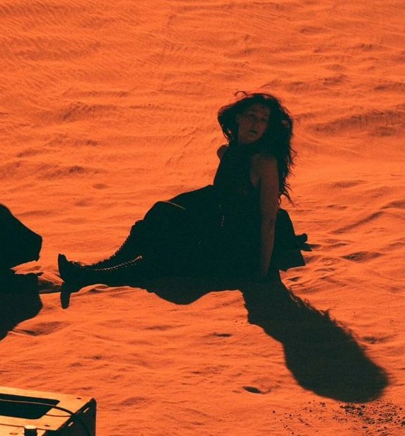 I'm still gagged by this shot cuz everything about this is perfect. the shadows, color, everything!! ros and nat's level of beauty is insane too cuz wtf??? how are they this pretty while slaying and being slayed and still slaying??? excuse me???