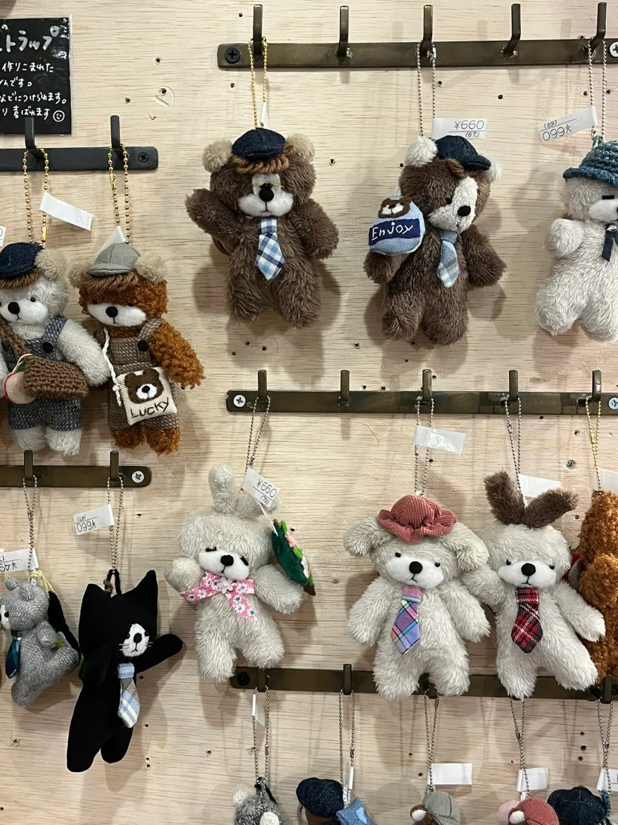 Richcsllace's tweet photo. 手作りで縫製されたこれらの萌えものが木の壁に飾られていて、まるで引き取られるのを待つ優しい仲間のようで、#手縫い#東京#旅行 https://t.co/sbwxEUUU6z