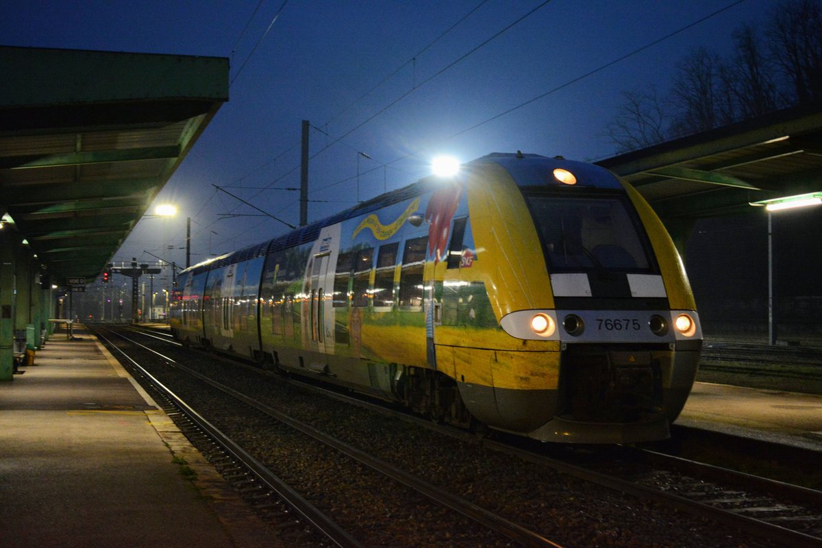 Instant #trainspotting !

Retour aux heures d'hiver, avec cet XGC qui attend son départ en gare de #CulmontChalindrey le 12 Mars 2025. Alors que cette même soirée, la dernière rame TGV postale vivait ses dernières heures avant son démantèlement.