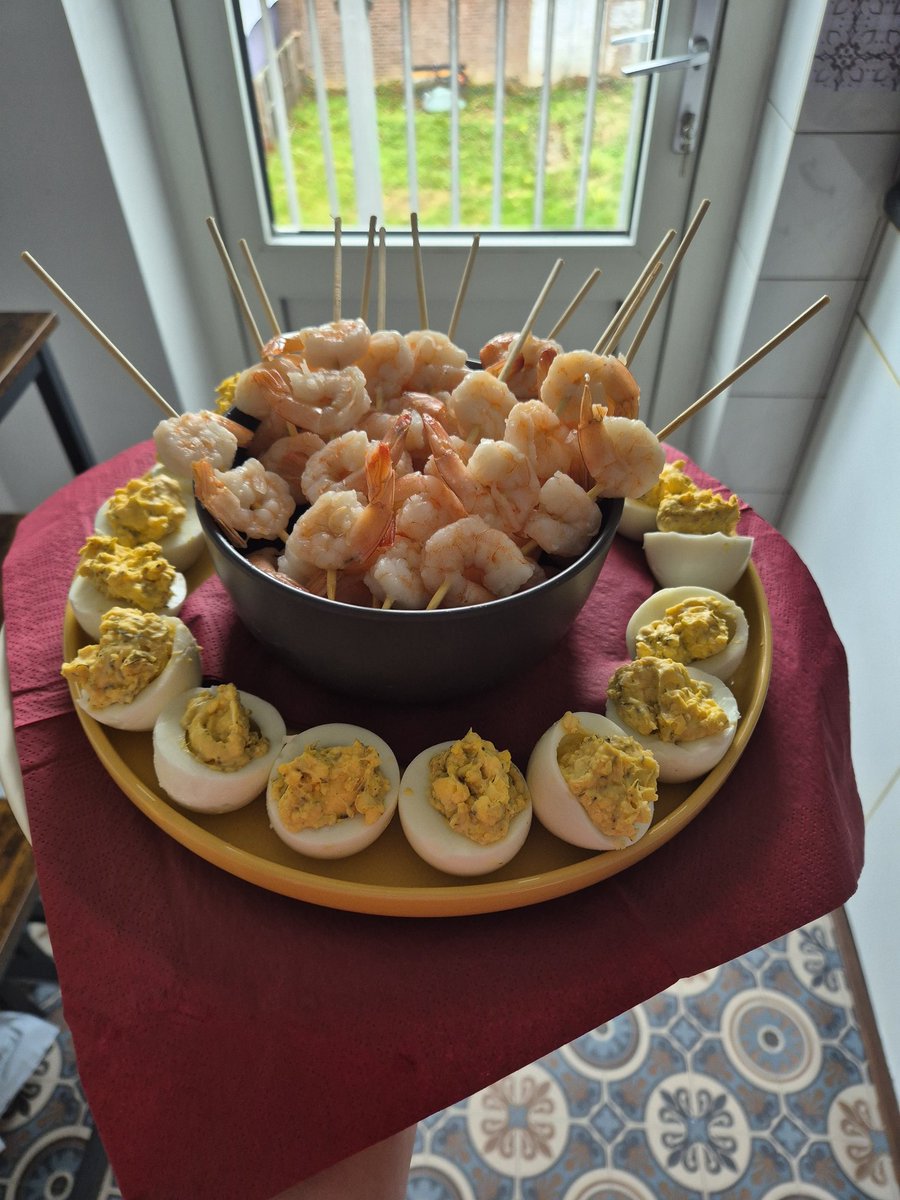 Na  een frustrerend gevecht met een aantal onpelbare eieren (nee, ik hoef geen tips, ik ken ze allemaal, soms heb je gewoon pech), toch nog de gewenste eitjes kunnen maken.

En eiersalade van de mislukkelingen voor morgen.