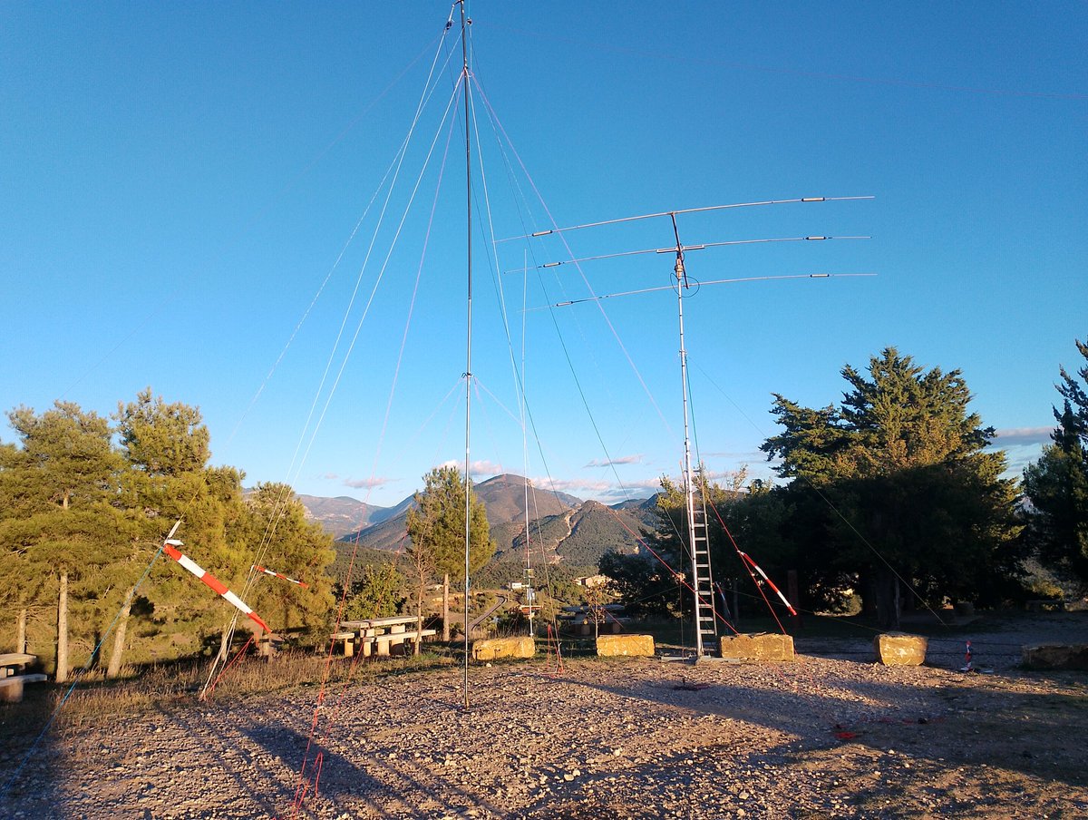 Camp d'antenes. Llàstima que ens ha fallat el rotor de la tribanda