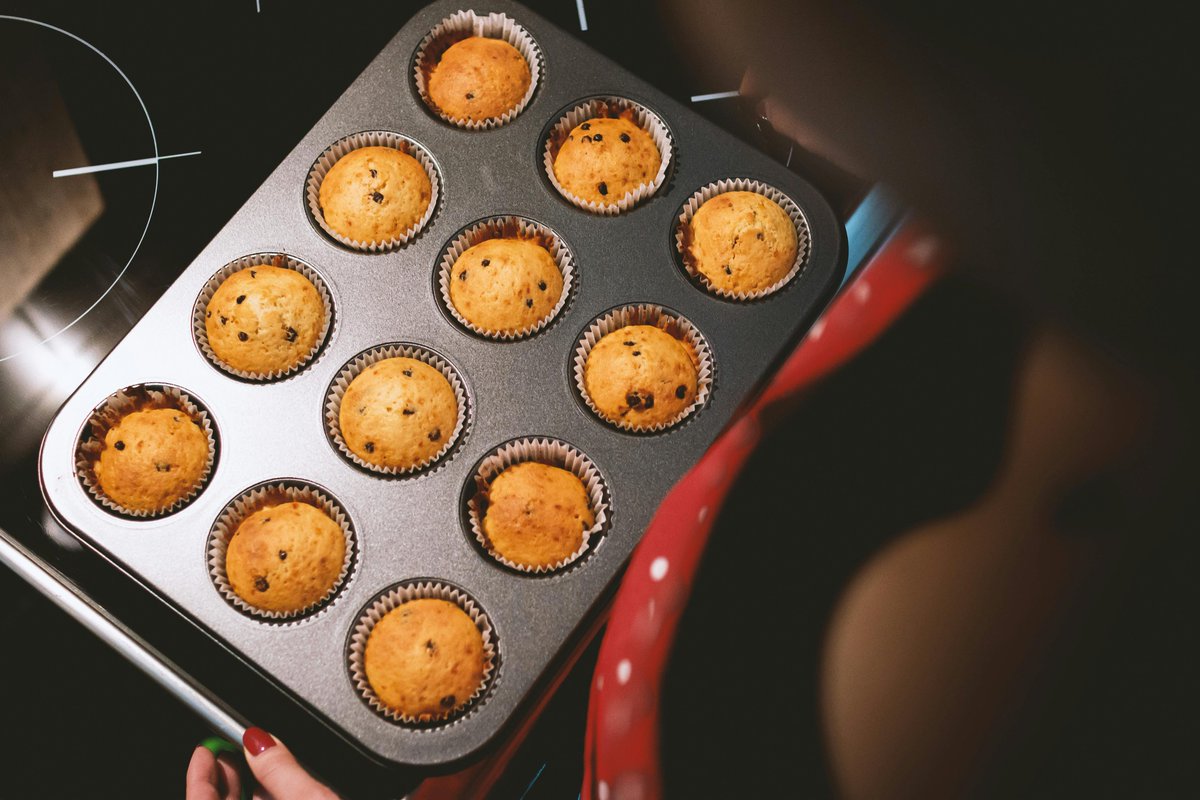 get_realcooking's tweet image. My muffin pan sits there patiently, holding all my hopes for perfect little treats—while secretly judging my tendency to overfill and create muffin volcanoes. 
getrealcooking.com

#MuffinMadness #PanPerils #BakingBlunders #KitchenComedy #CupcakeChaos #GoldenGoals…
