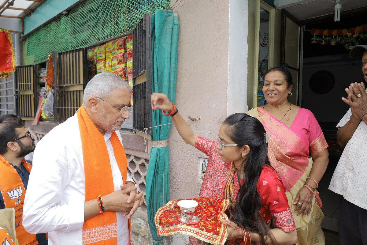 iPatelGunjan's tweet photo. લાભ પાંચમના શુભ અવસરે હર ઘર સ્વદેશી, ઘર ઘર સ્વદેશી અભિયાનના સ્ટીકર લગાવવાના અભિયાનનો ગાંધીનગર ખાતે માન. પ્રદેશ અધ્યક્ષ શ્રી જગદીશભાઈ વિશ્વકર્માજી હસ્તે શુભારંભ કરવામાં આવ્યો.

આ અભિયાનમાં અધ્યક્ષશ્રી આશિષભાઈ દવેજી સહિત બહોળી સંખ્યા મહાનુભાવો, હોદેદારો સહિતના કાર્યકર્તાઓ જોડાયા હતા.