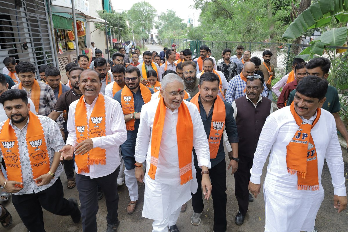 iPatelGunjan's tweet photo. લાભ પાંચમના શુભ અવસરે હર ઘર સ્વદેશી, ઘર ઘર સ્વદેશી અભિયાનના સ્ટીકર લગાવવાના અભિયાનનો ગાંધીનગર ખાતે માન. પ્રદેશ અધ્યક્ષ શ્રી જગદીશભાઈ વિશ્વકર્માજી હસ્તે શુભારંભ કરવામાં આવ્યો.

આ અભિયાનમાં અધ્યક્ષશ્રી આશિષભાઈ દવેજી સહિત બહોળી સંખ્યા મહાનુભાવો, હોદેદારો સહિતના કાર્યકર્તાઓ જોડાયા હતા.