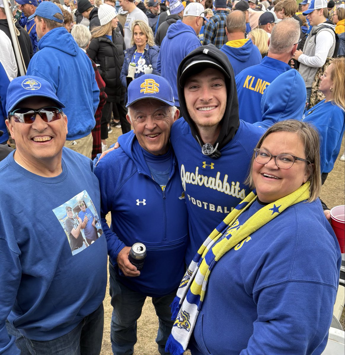 kimk513's tweet photo. Watching the @snapbacksports entertaining updates Friday I was thinking it would be fun to meet them. But after seeing they donated $1,000 to Jeremy’s GoFundMe, we knew we HAD to say Thank You! It was a true pleasure to meet you, @jacksettleman. #JDStrong #GoJacks https://t.co/Oy07urs9WN