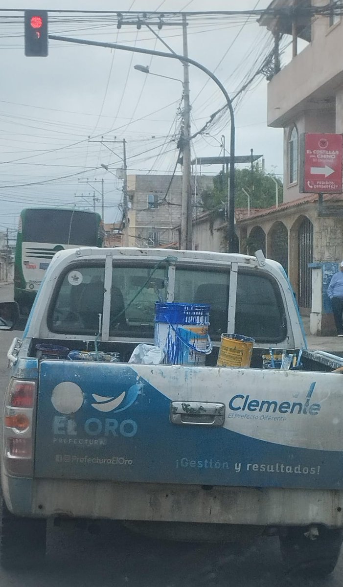 Señores CNE, en esta gráfica se puede observar que vehículos de la Prefectura de El Oro están en plena campaña Electoral, volando expresas prohibición. Las mismas que están establecidas en la constitución, y código de elecciones
Basta ya CLEMENTE UN VULGAR DELINCUENTE