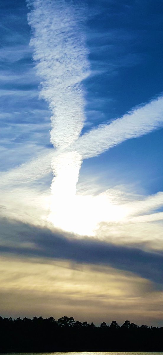 SignaalTraader's tweet image. They actually tried classifying this as “ clouds “ and they are half right, clouds of Chemtrail lines made up of all sorts of great stuff like Barium, Strontium, Aluminum, Arsenic, etc….

Because they love you😂