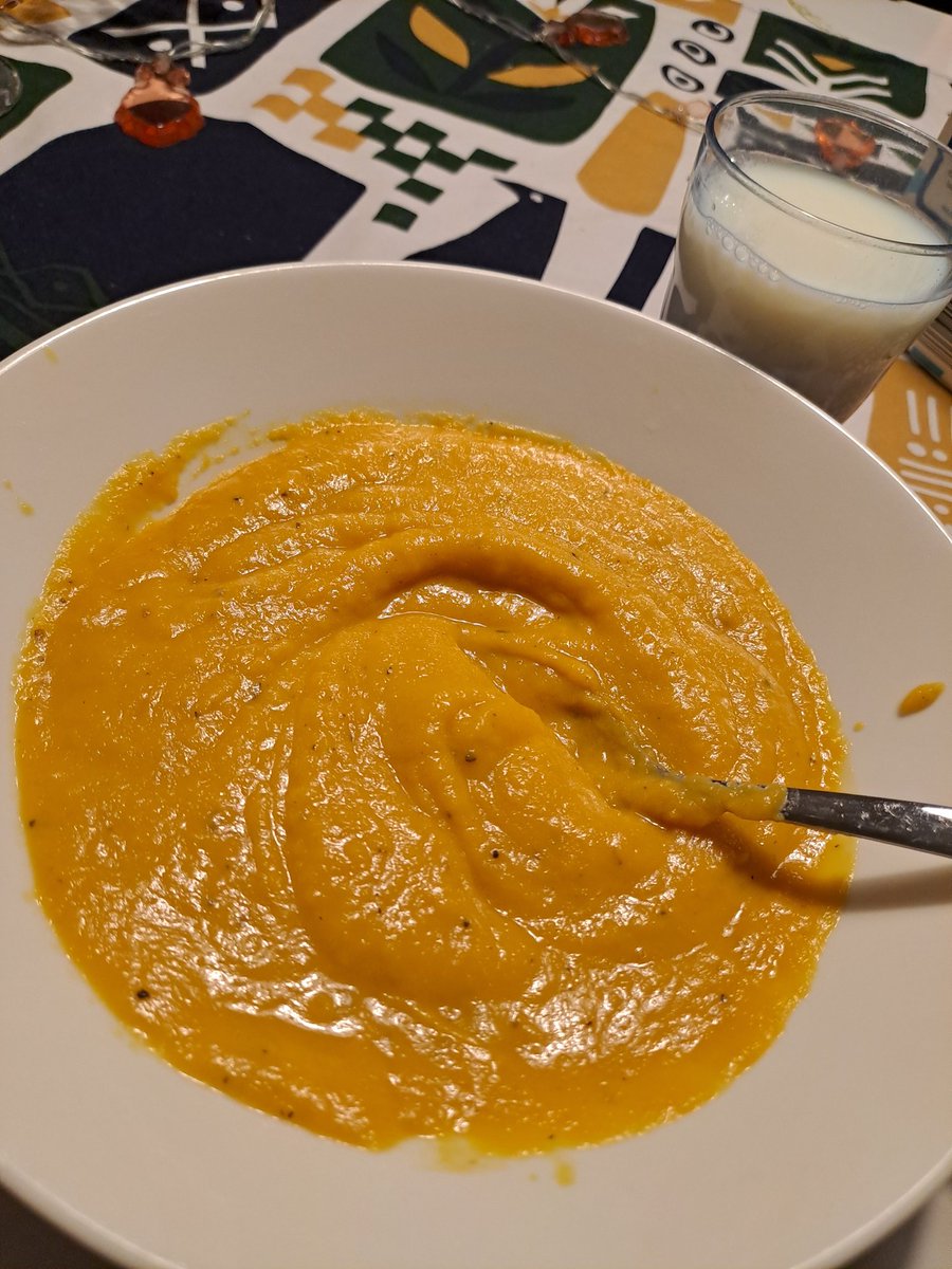 Rituleix's tweet photo. Keitin eilen illalla bataatti+porkkana sosekeittoa pitkästä aikaa. Tosi hyvää tuli ja edullistakin 🤗Töissä ollessani tein sosekeittoa usein evääksi. Kolealla ilmalla lämmittää mukavasti 🔥 #sosekeittoa #kotiruokaa #edullista https://t.co/0RDlVCJvKz